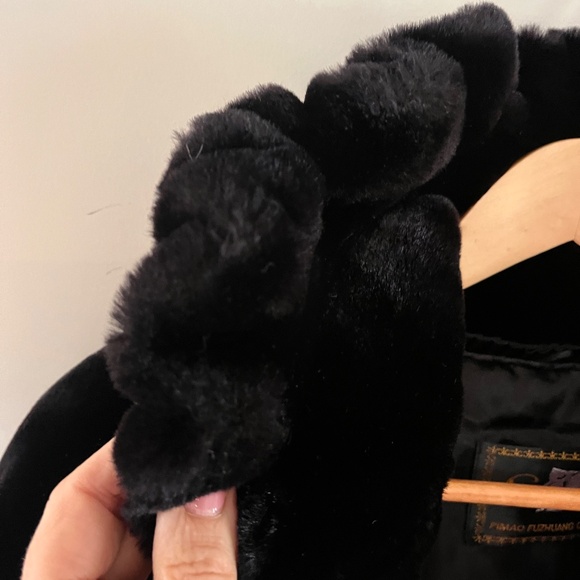 Stunning Poncho/Shawl/Cape -Its Faux Fur but unbelievably soft. - Picture 8 of 9